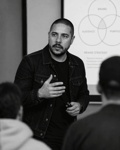 Luis Miguel Caamaño dando una clase de estrategia de marca